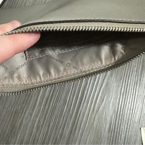 Michael Kors Jet Set Travel Trio 3 in 1 Wristlet in Off White/Gray/Black NWT - Picture 12 of 12